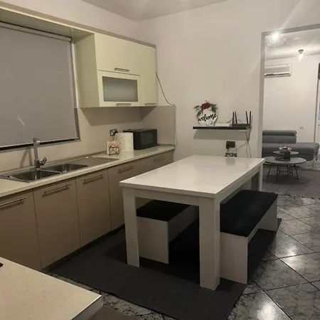 5 Bedroom! 12 Min To Airport! Private Parking *