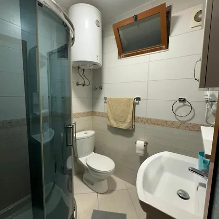 Villa 5 Bedroom! 12 Min To Airport! Private Parking Kamez